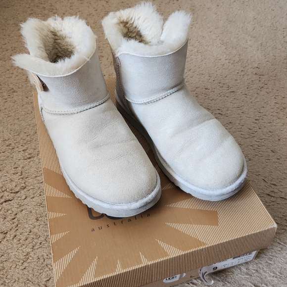 UGG Mini BAILEY BUTTON in CLOUD - Picture 8 of 9